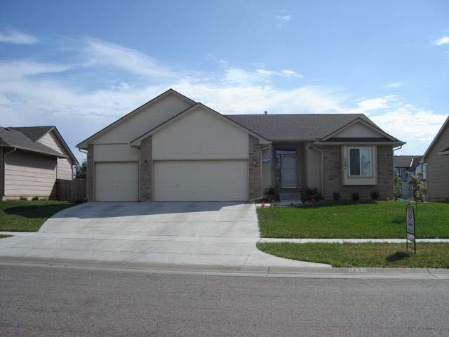 1731 E Oxford Cir, Derby, KS 67037