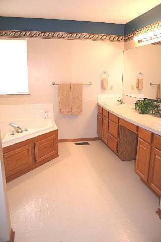 4810 E Willow Point Ct, Bel Aire, KS 67220