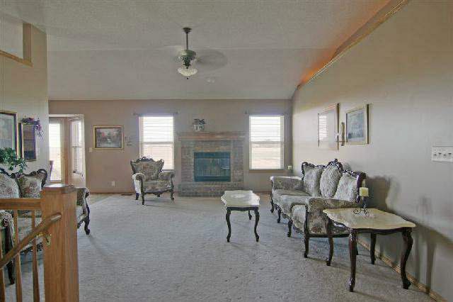 517 Rolling View Dr, Valley Center, KS 67147