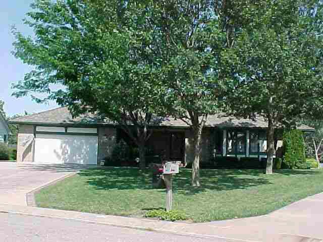 924 Whippoorwill Rd, Derby, KS 67037
