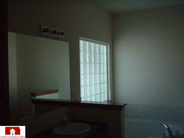 1307 Summerlyn Dr, Derby, KS 67037