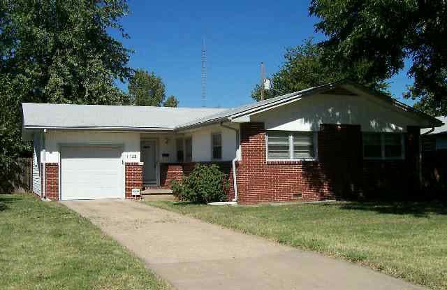 1122 Marlboro, Wichita, KS 67217