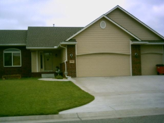930 Old Trl, Valley Center, KS 67147