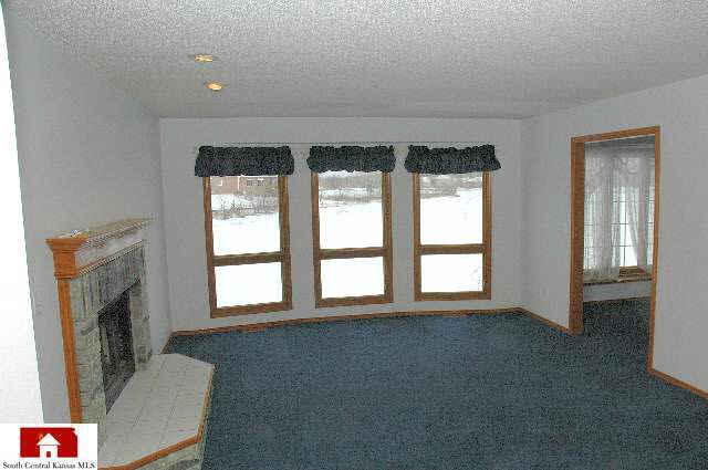 124 Springwood Dr, Derby, KS 67037