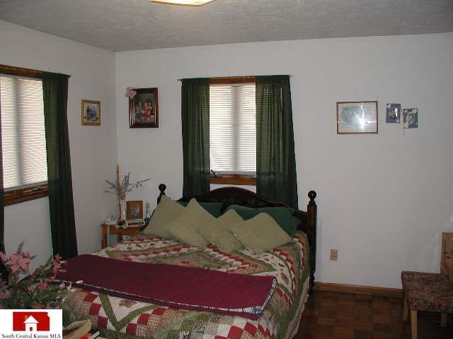 8 SE 4th St Ct, Newton, KS 67114