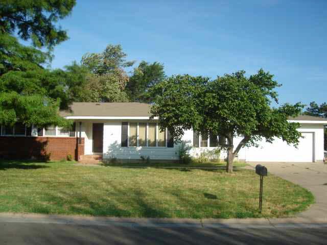 301 Rolling Hills Dr, Newton, KS 67114