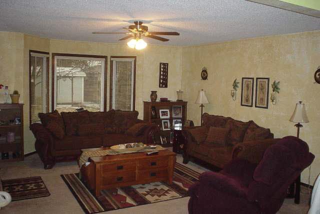121 E Park Ln, Derby, KS 67037