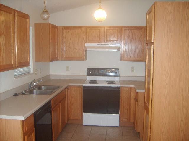 5807 E Pembrook Cir, Wichita, KS 67220