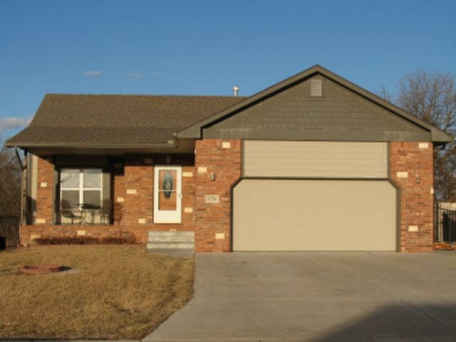 1724 Walnut Creek Dr, Derby, KS 67037
