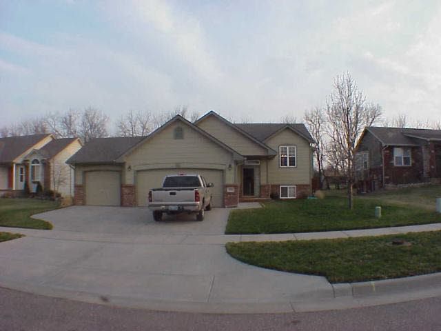 825 Sunset Cir, Andover, KS 67002