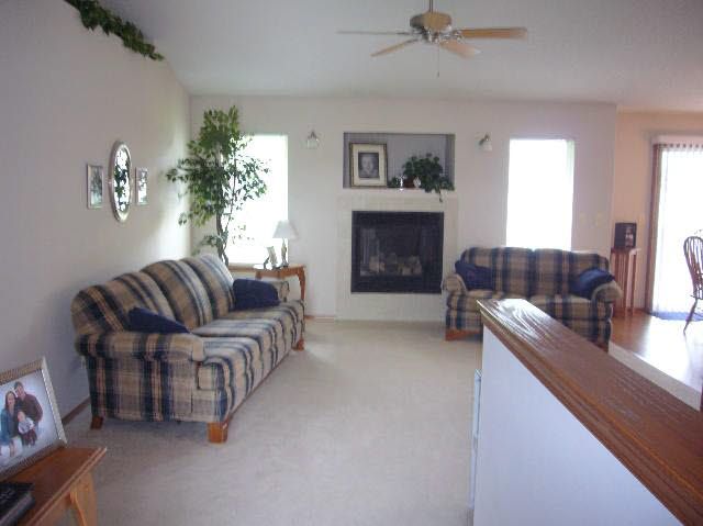 1047 Meadow Rd, Valley Center, KS 67147