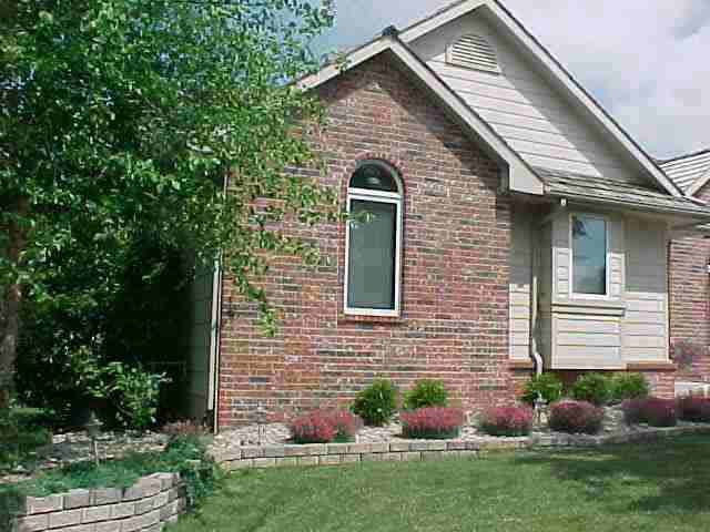 1430 Meadow Ridge Ct, Derby, KS 67037