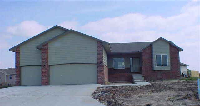 202 Springlake Ct, Newton, KS 67114