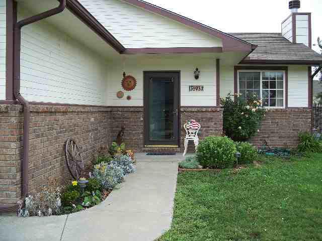 932 Meadow Rd, Valley Center, KS 67147