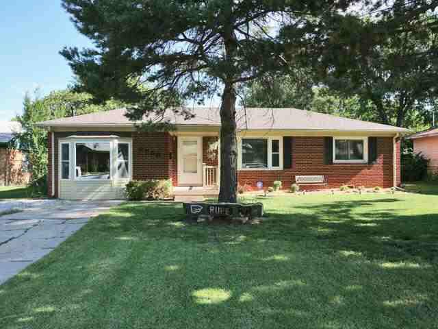 8338 E Rose Ln, Wichita, KS 67207