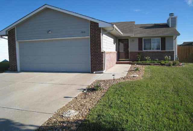 1910 Summerwood St, Goddard, KS 67052