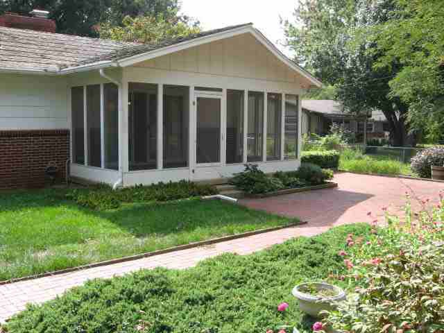 2107 S Bluff, Wichita, KS 67218