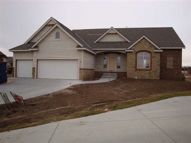810 Crescent Lakes Cir, Andover, KS 67002