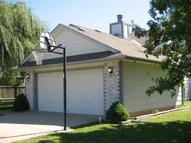 225 E Sandhill, Derby, KS 67037