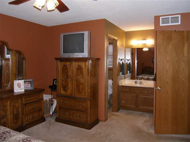 1302 E Dirck, Haysville, KS 67060