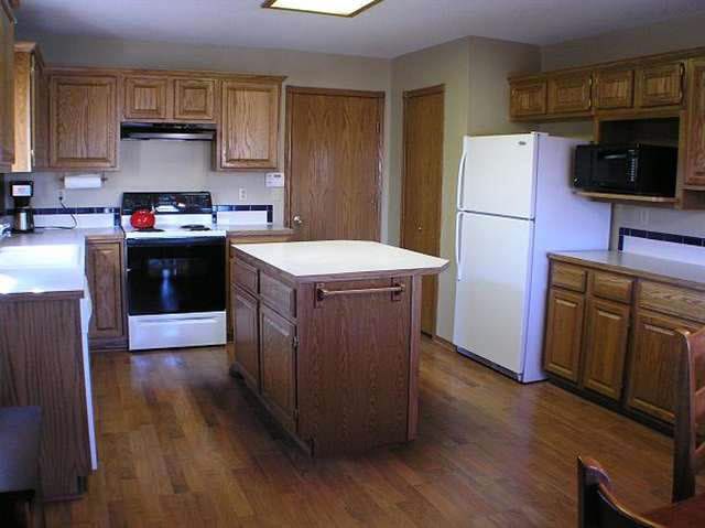 1736 Oxford Cir, Derby, KS 67037