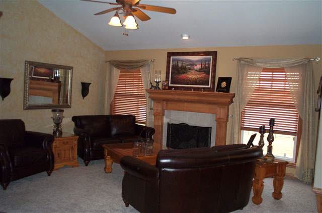 913 E Lost Hills Ct, Derby, KS 67037