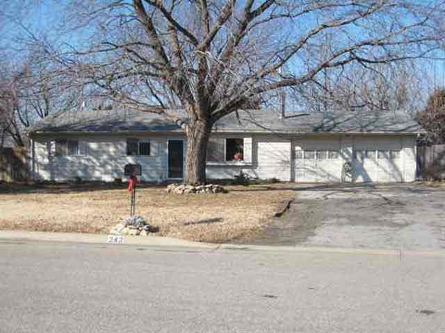 242 Lee Ct, Derby, KS 67037