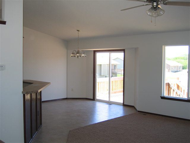 907 E Splitwood Way, Derby, KS 67037