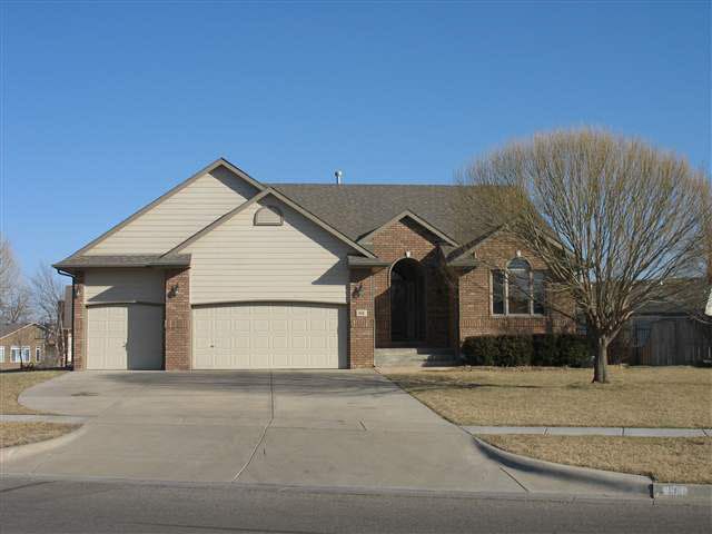 918 N Timberleaf Dr, Derby, KS 67037