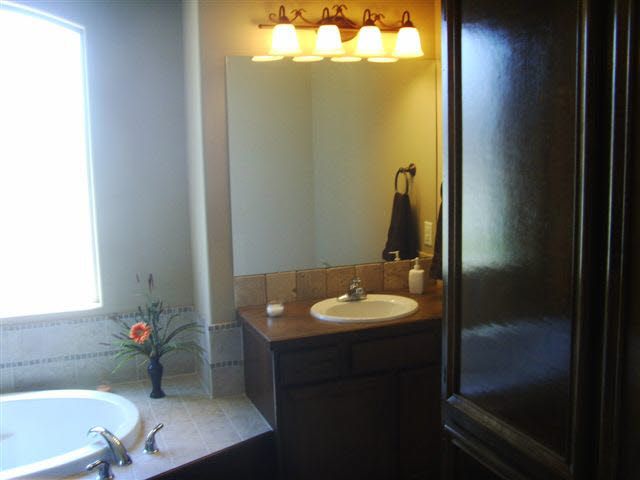2048 Quail Hl, Derby, KS 67037