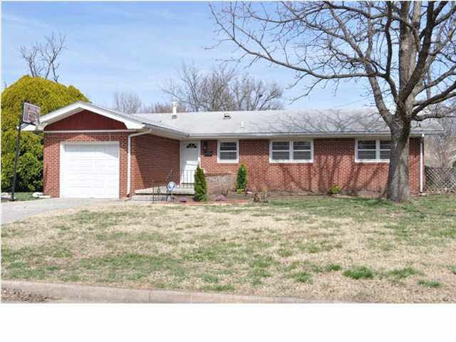 8326 E Rose Ln, Wichita, KS 67207
