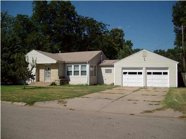 903 Spruce St, Newton, KS 67114