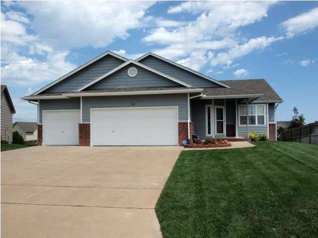 318 E Stone Path St, Derby, KS 67037