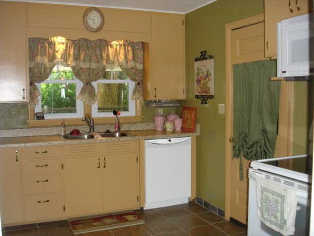 1433 Willow Rd, Newton, KS 67114