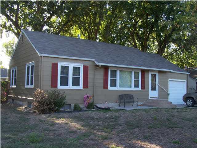 1433 Willow Rd, Newton, KS 67114