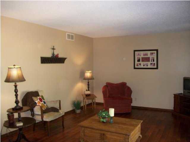 923 Trinity Dr, Newton, KS 67114