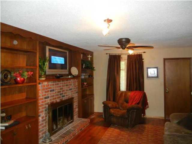 923 Trinity Dr, Newton, KS 67114