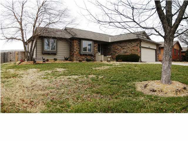 4621 N Farmstead, Bel Aire, KS 67220