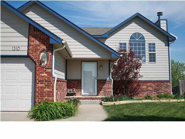 1310 E Summerwood St, Goddard, KS 67052