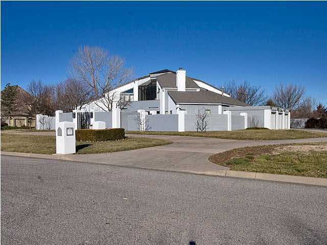 8934 E Summerfield Cir, Wichita, KS 67206