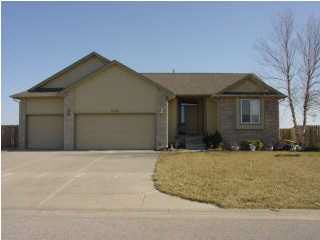 723 Rolling View Dr, Valley Center, KS 67147