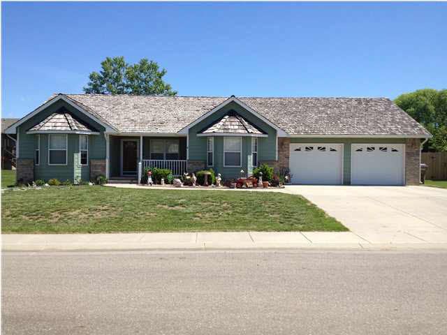 1429 E Hiddenridge Cir, Derby, KS 67037
