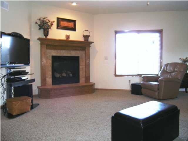1435 E Woodbrook Ct, Derby, KS 67037