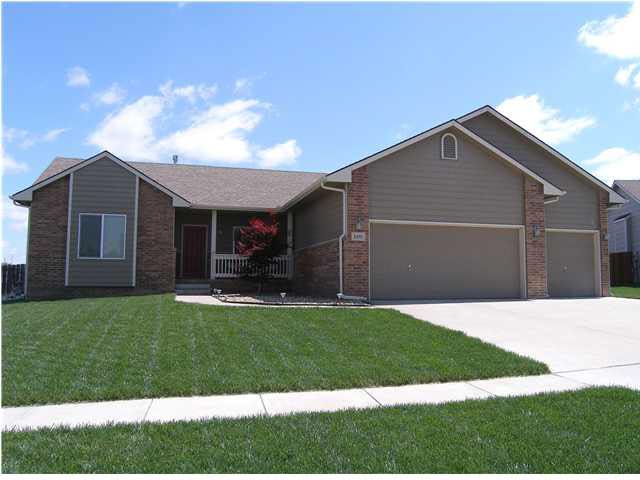 1435 E Woodbrook Ct, Derby, KS 67037