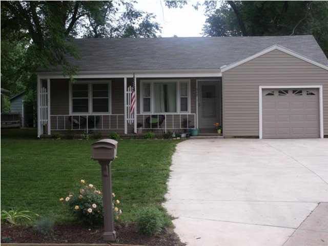 317 W 4th, Belle Plaine, KS 67013
