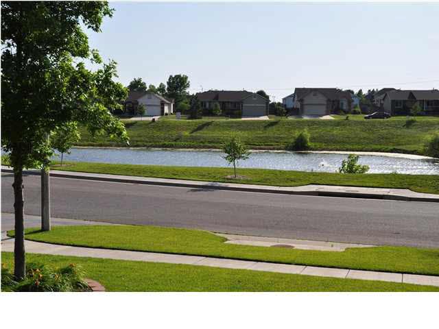 1136 N Timberleaf Dr, Derby, KS 67037