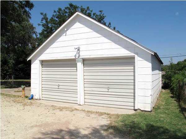 1122 S Seneca St, Wichita, KS 67213