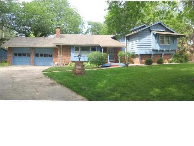 8020 E Morningside Dr, Wichita, KS 67207