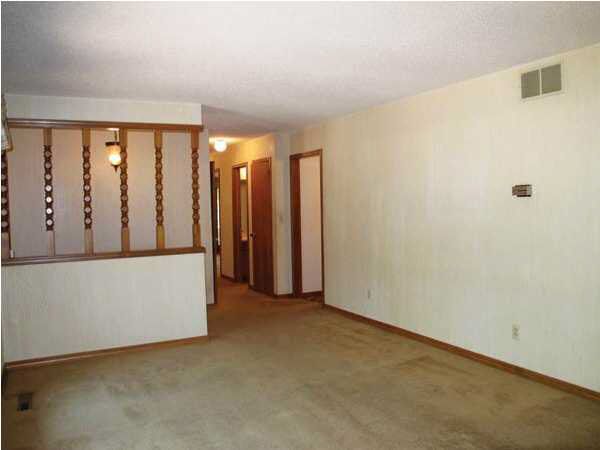 327 Mockingbird Ln, Newton, KS 67114