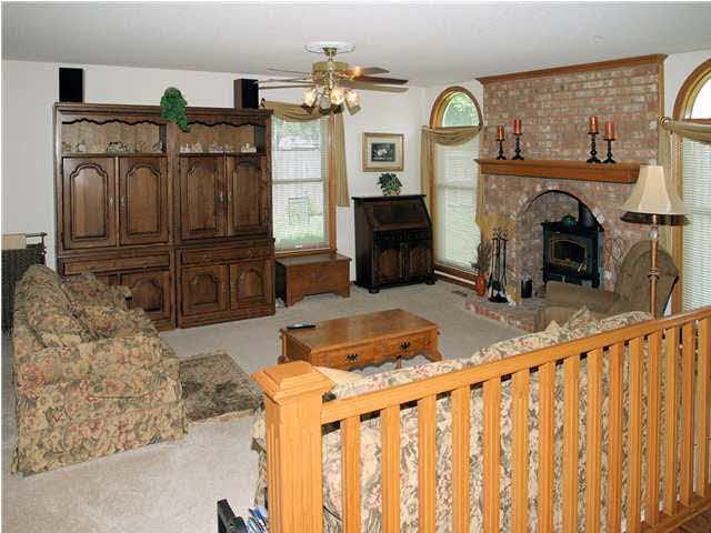 706 S Mockingbird Ln, Derby, KS 67037